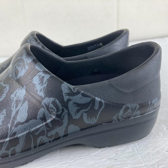 Crocs Women Sz 7 Professional Dual Comfort Slip Resistant Graphic Clogs Shoes - Picture 2 of 10